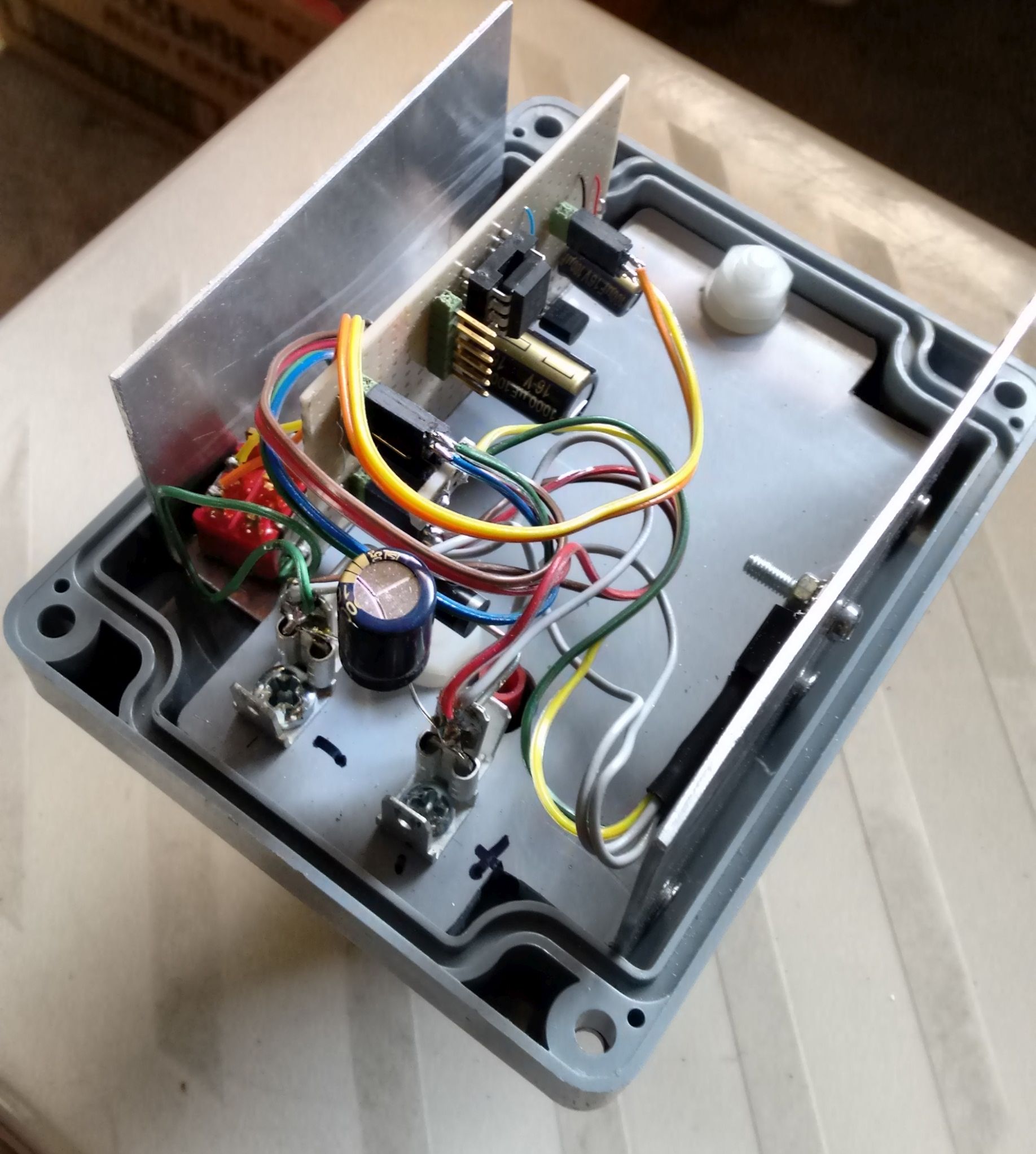 Electric_Fence_Energiser_inside_IMG_0079_1.jpg